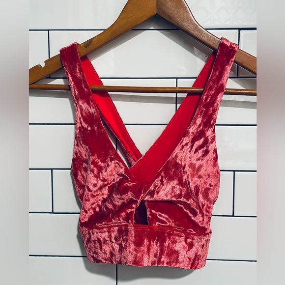 Fabletics Oasis Crushed Velour Twist Sports Bra strawberry red S - Picture 7 of 10